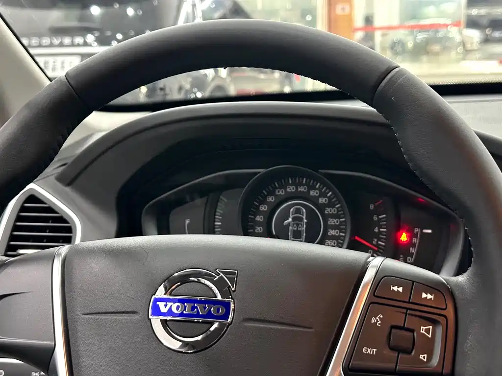 Volvo XC60 2017 — фото 19