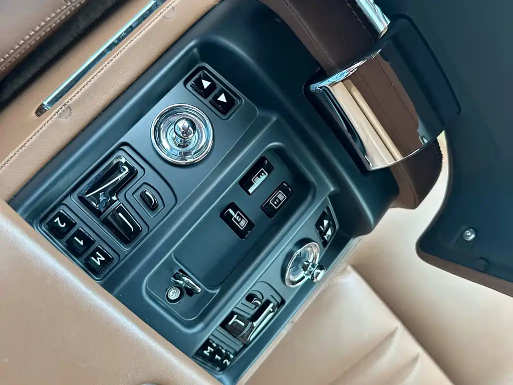 Rolls-Royce Phantom 2016 — фото 19