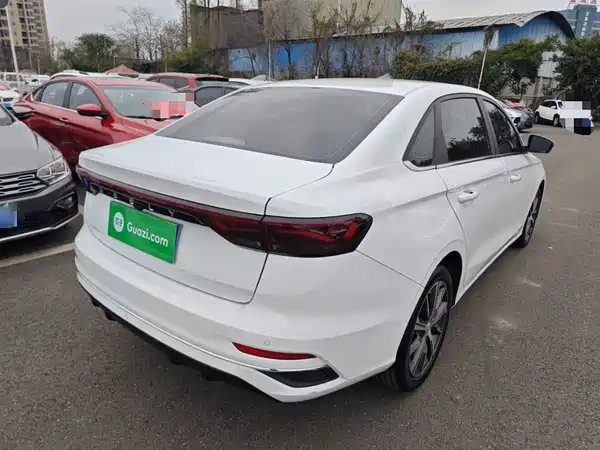 Geely Emgrand 2022