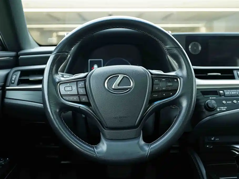 Lexus ES 2019 — фото 18
