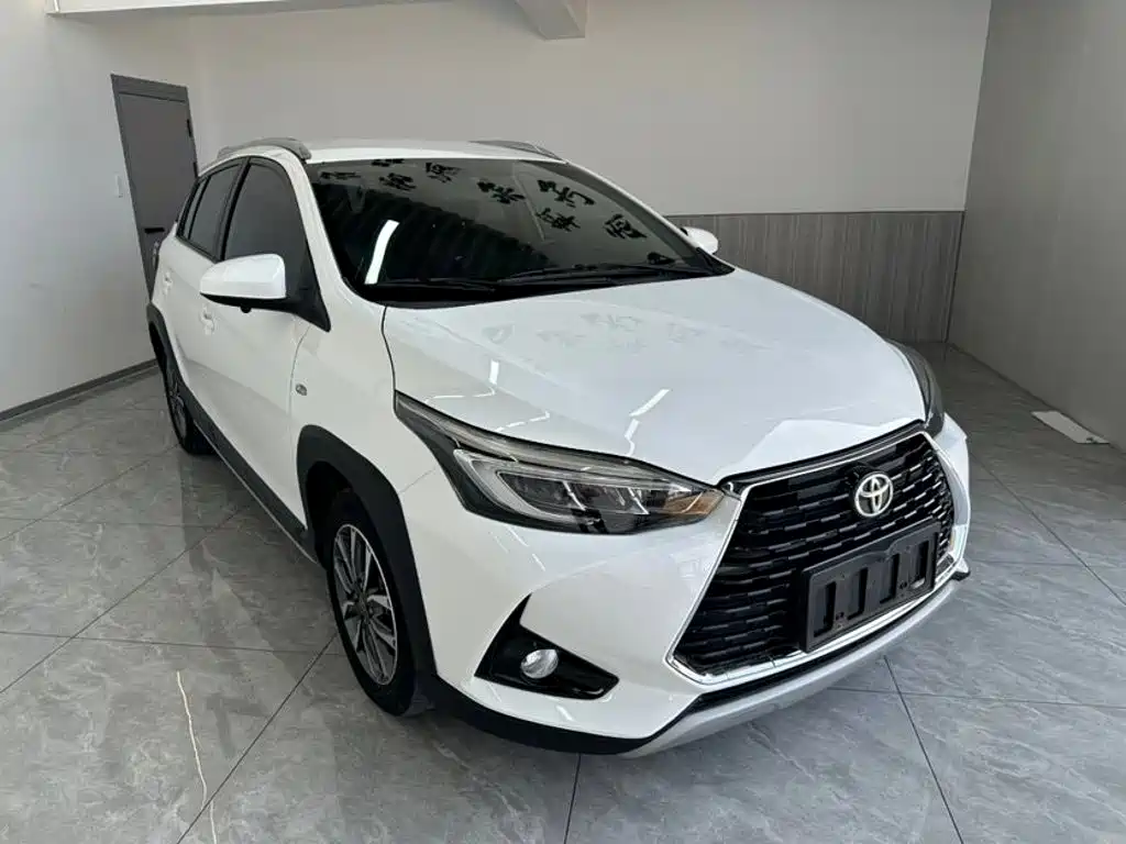 Toyota Yaris L 2022 — фото 1