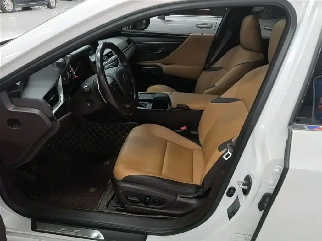 Lexus ES 2021 — фото 15