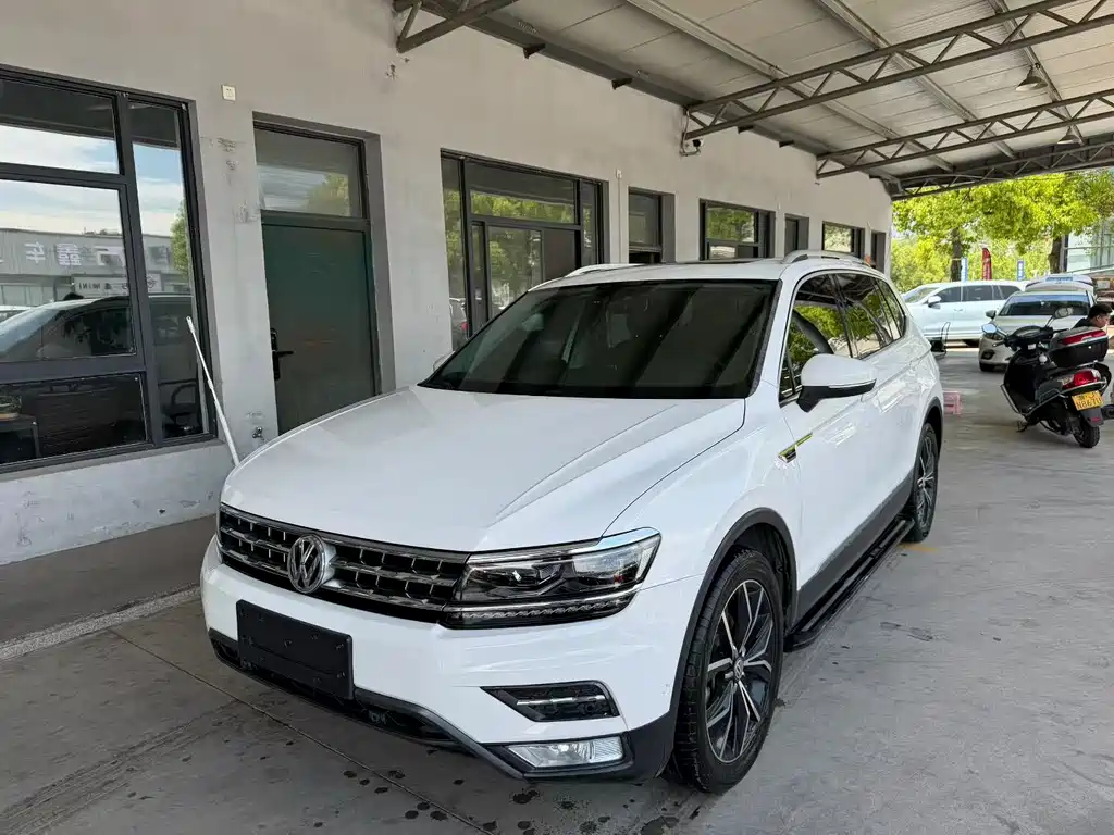 Volkswagen Tiguan L 2017 — фото 1