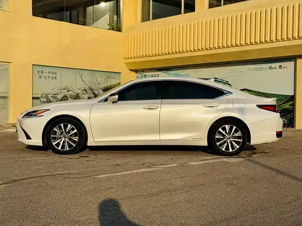 Lexus ES 2020