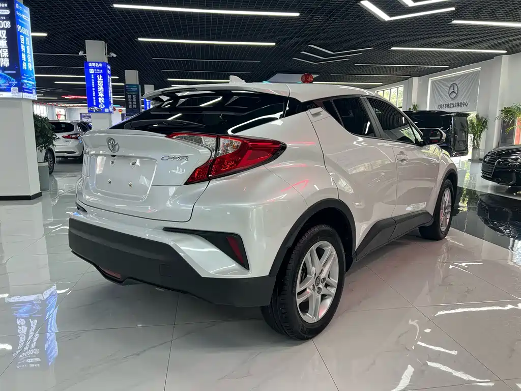 Toyota C-HR 2023 — фото 8