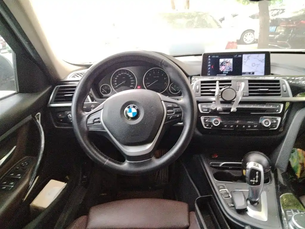 BMW 3 Series 2018 — фото 11