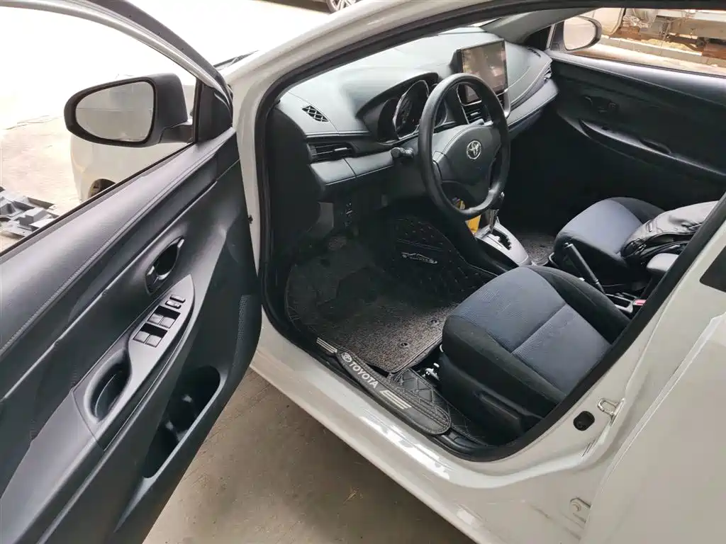 Toyota Yaris L 2020 — фото 12