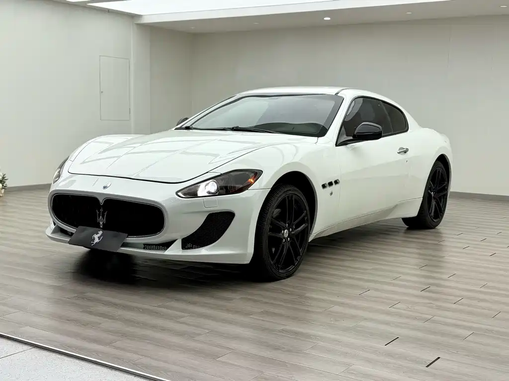 Maserati GranTurismo 2013 — фото 1