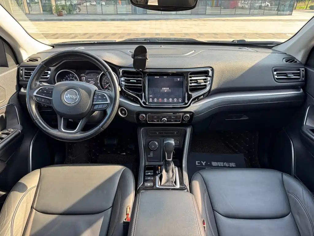 Jeep Commander 2018 — фото 11