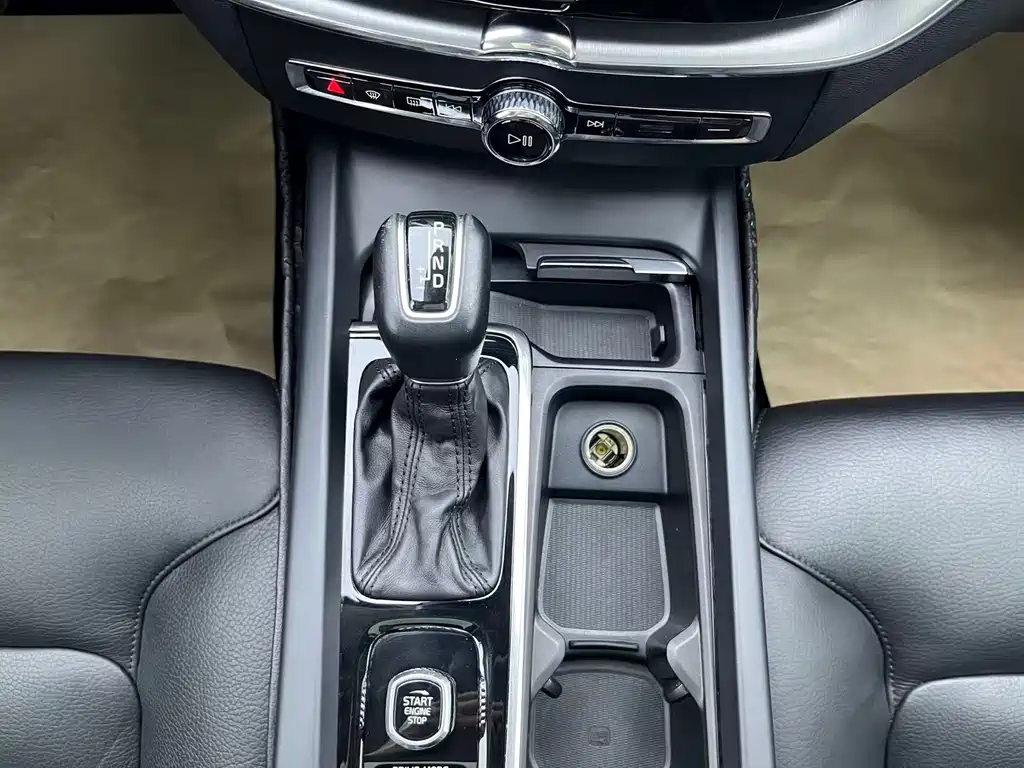 Volvo XC60 2018 — фото 13
