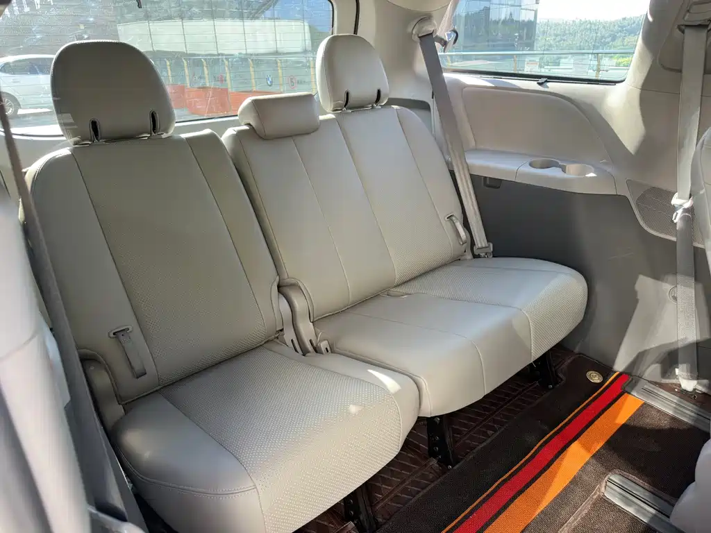 Toyota Sienna 2015 — фото 19