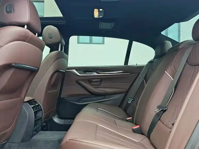 BMW 5 Series 2021 — фото 10