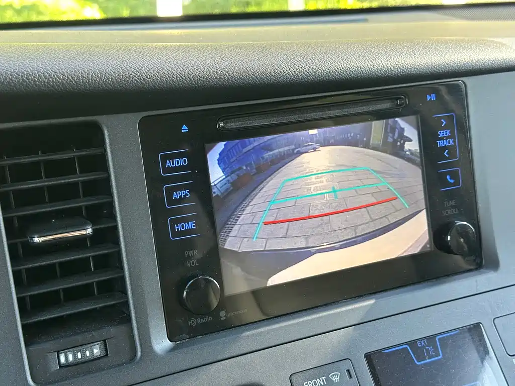 Toyota Sienna 2015 — фото 18
