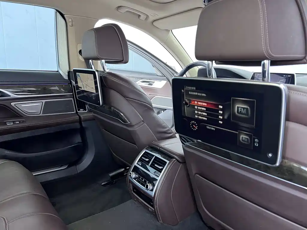 BMW 7 Series 2017 — фото 14