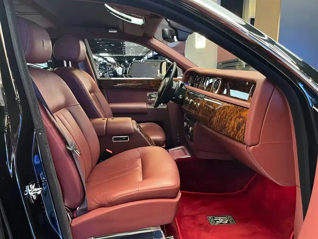 Rolls-Royce Phantom 2016 — фото 14
