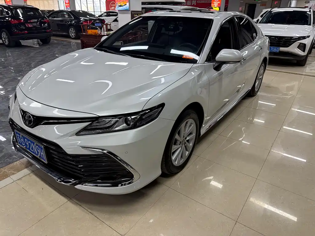 Toyota Camry 2024 — фото 1