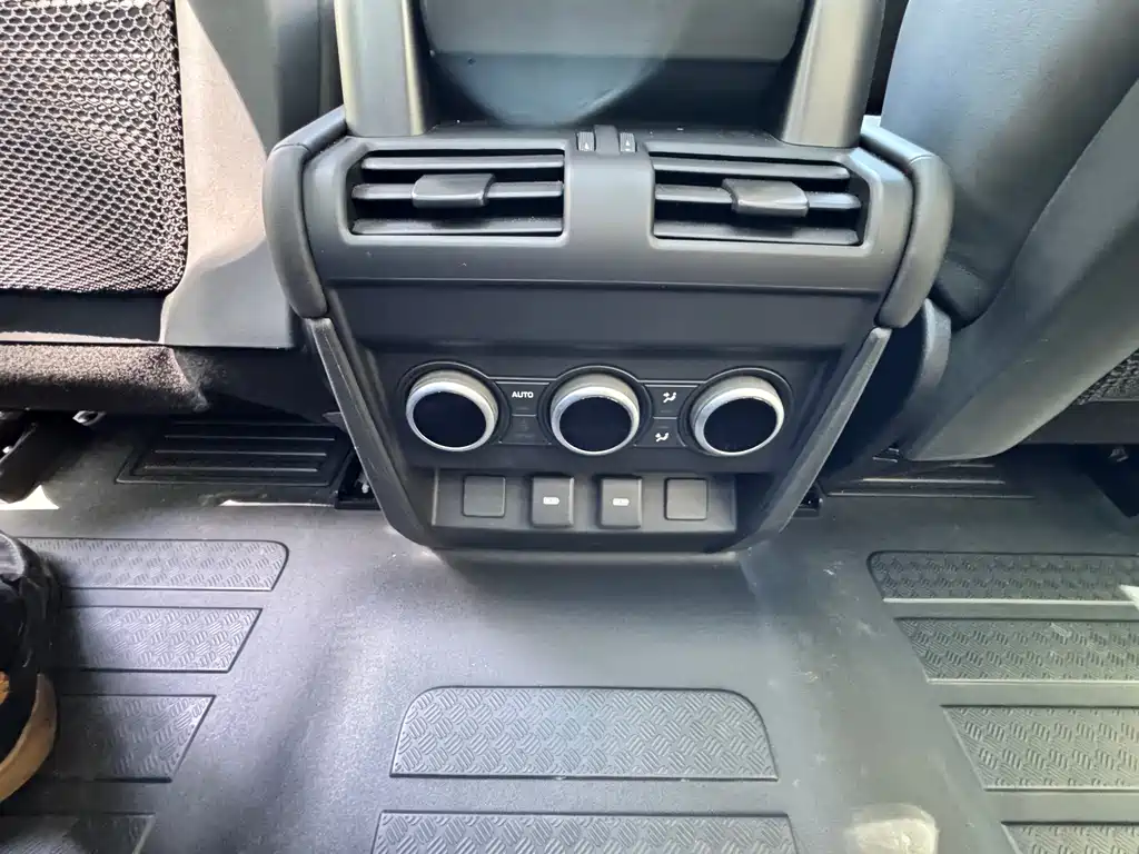 Land Rover Defender 2024 — фото 15