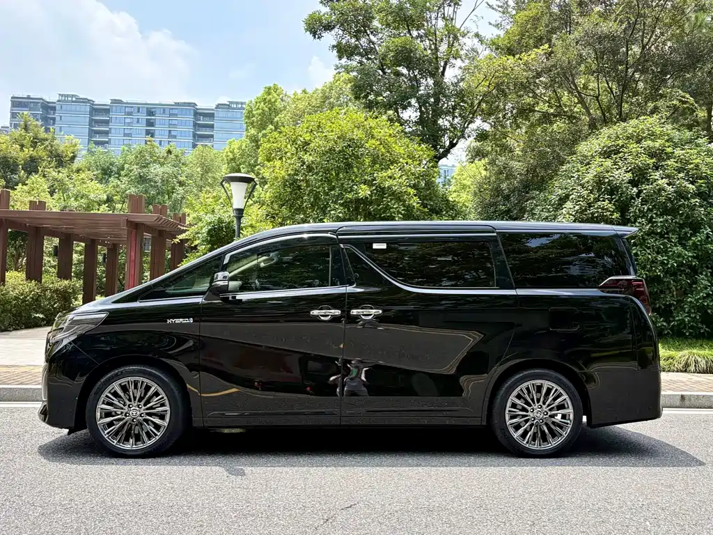 Toyota Alphard 2022 — фото 3