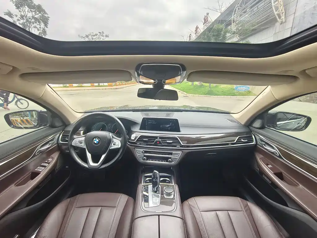 BMW 7 Series 2017 — фото 12