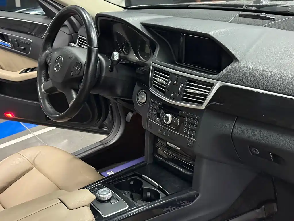 Mercedes-Benz E-Class 2010 — фото 16