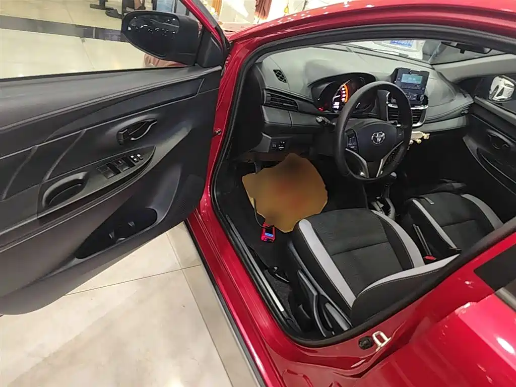 Toyota Yaris L 2022 — фото 16