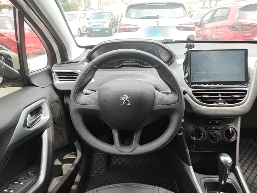 Peugeot 2008 2017 — фото 11