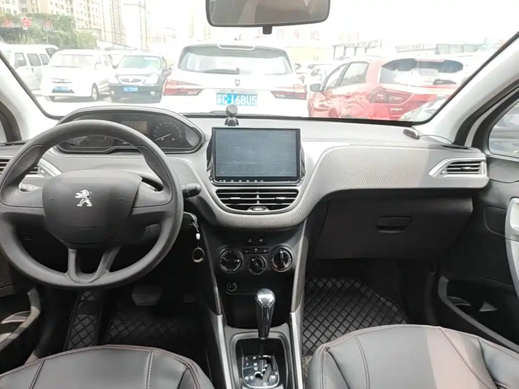 Peugeot 2008 2017 — фото 14