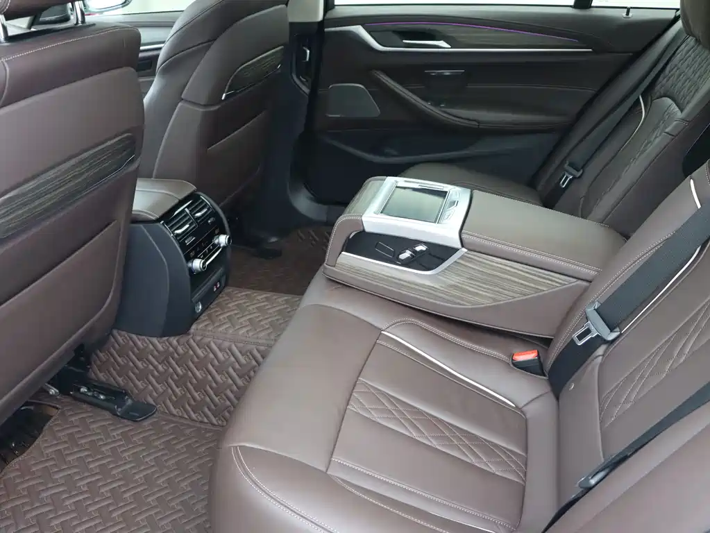 BMW 5 Series 2019 — фото 13
