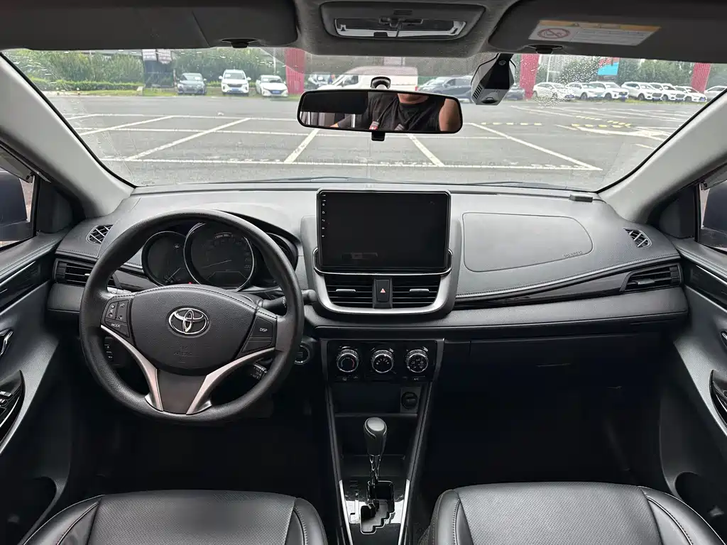 Toyota Yaris L 2022 — фото 6