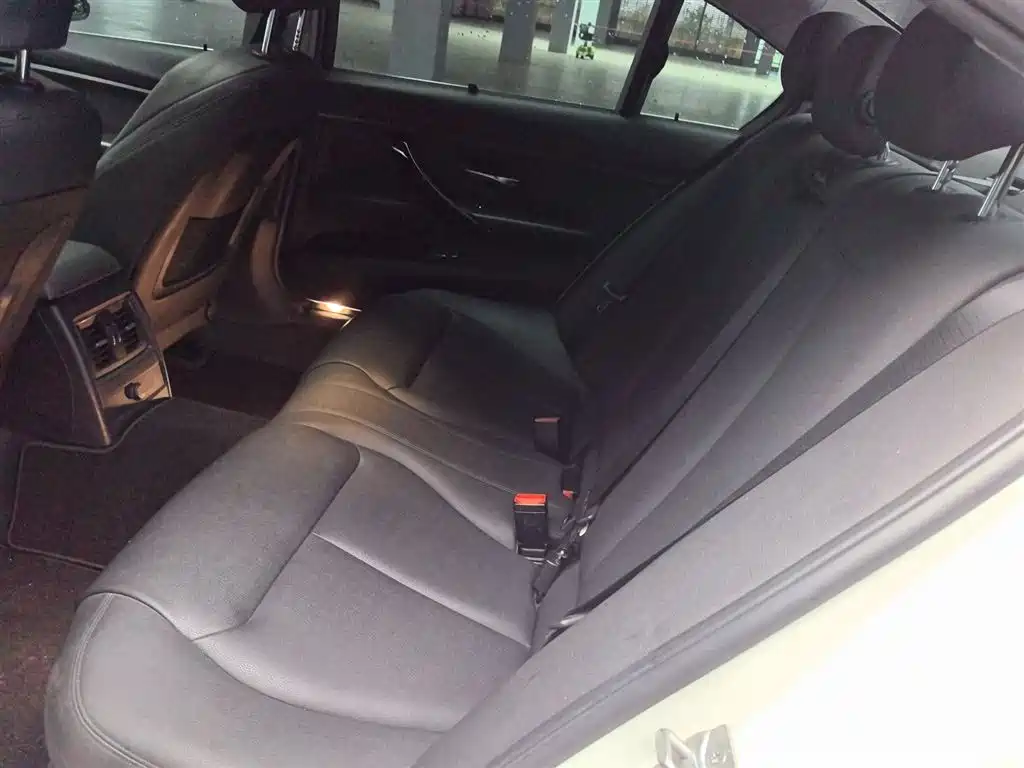 BMW 3 Series 2019 — фото 13
