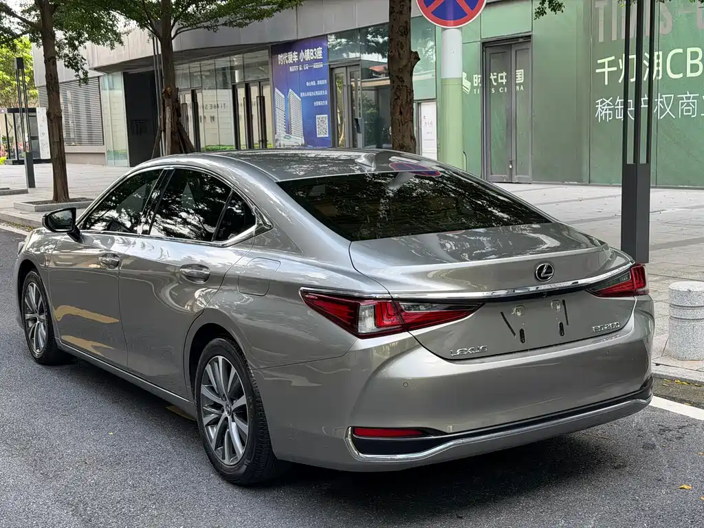 Lexus ES 2020 — фото 13
