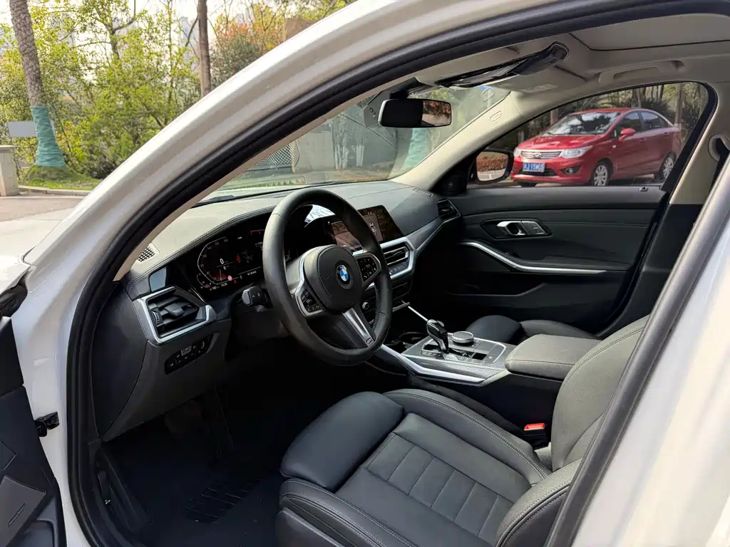 BMW 3 Series 2019 — фото 10