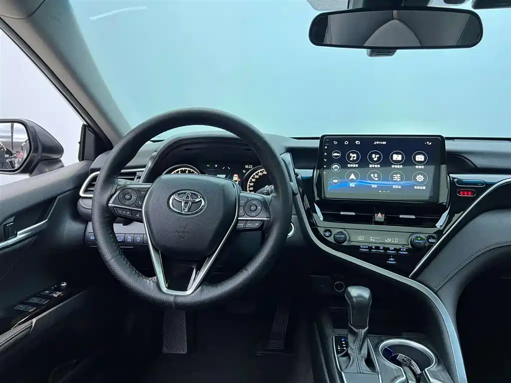 Toyota Camry 2023 — фото 12