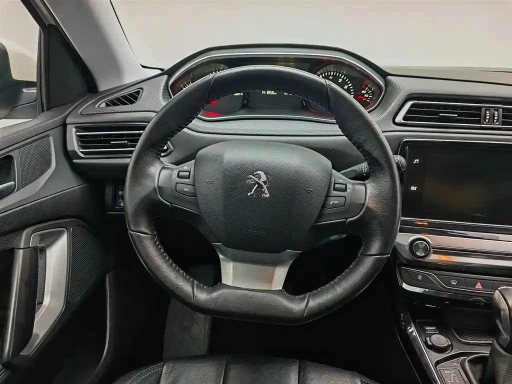 Peugeot 308 2018 — фото 11