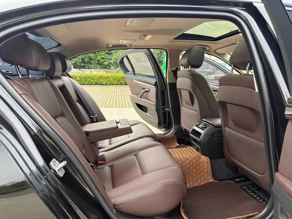BMW 5 Series 2016 — фото 10