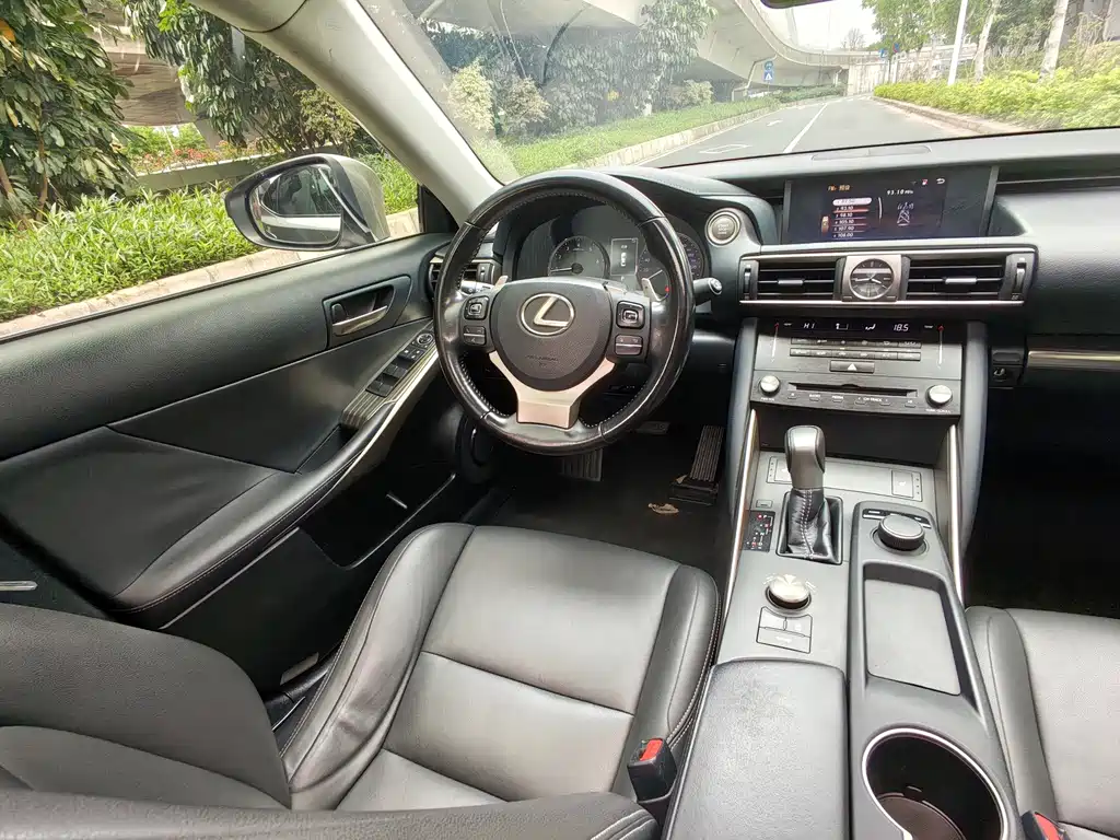 Lexus IS 2018 — фото 14