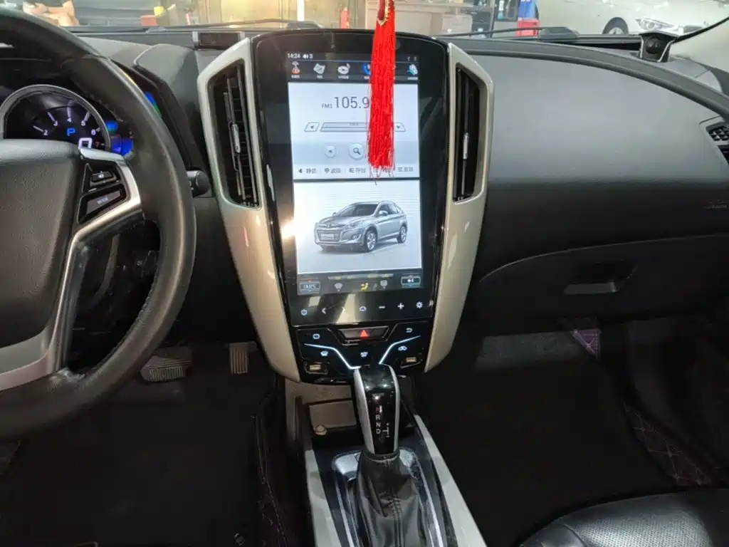 Luxgen You6 SUV 2018 — фото 13