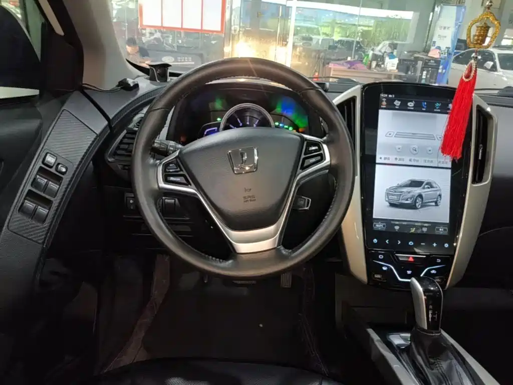 Luxgen You6 SUV 2018 — фото 11