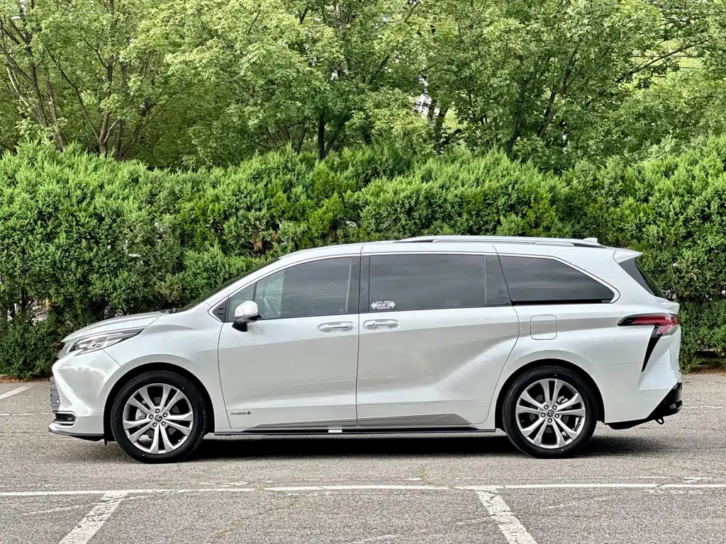Toyota Sienna 2023 — фото 14