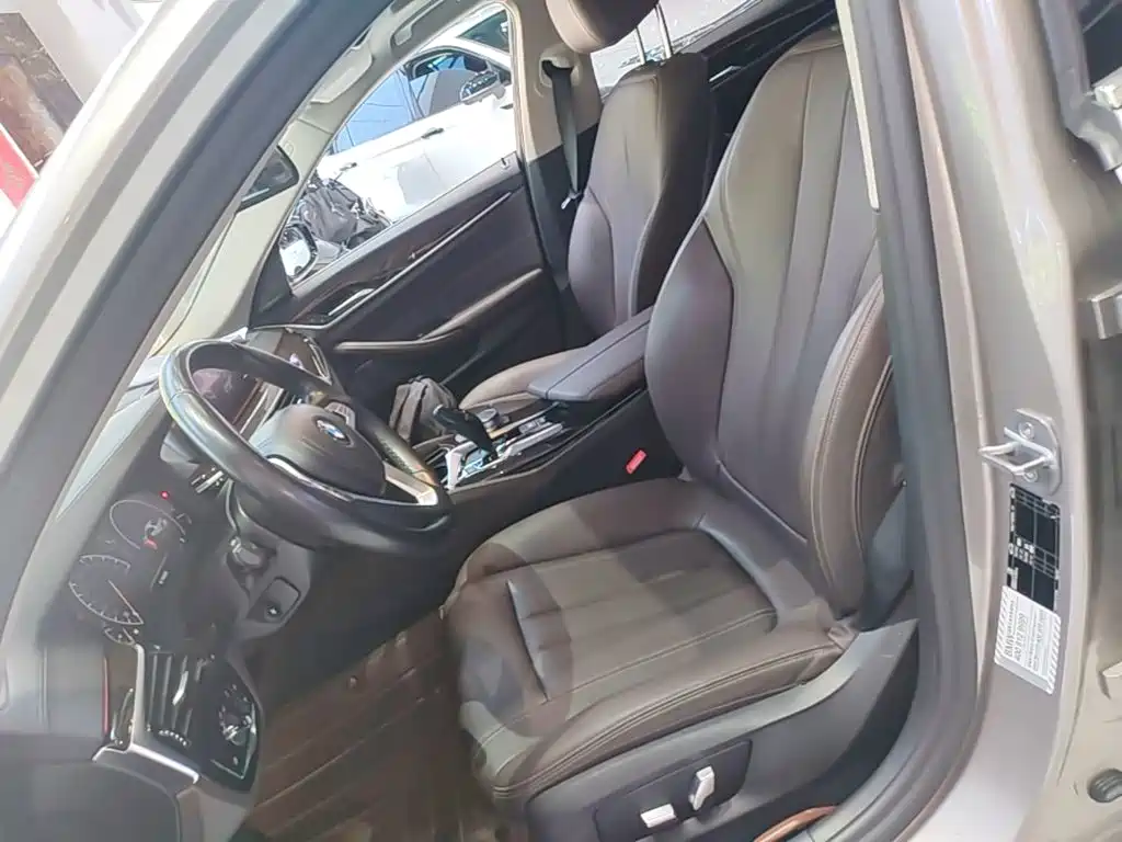 BMW 5 Series 2019 — фото 15