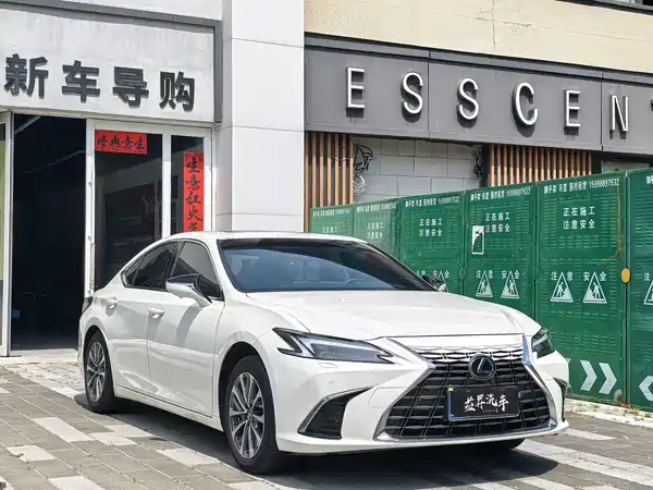 Lexus ES 2025