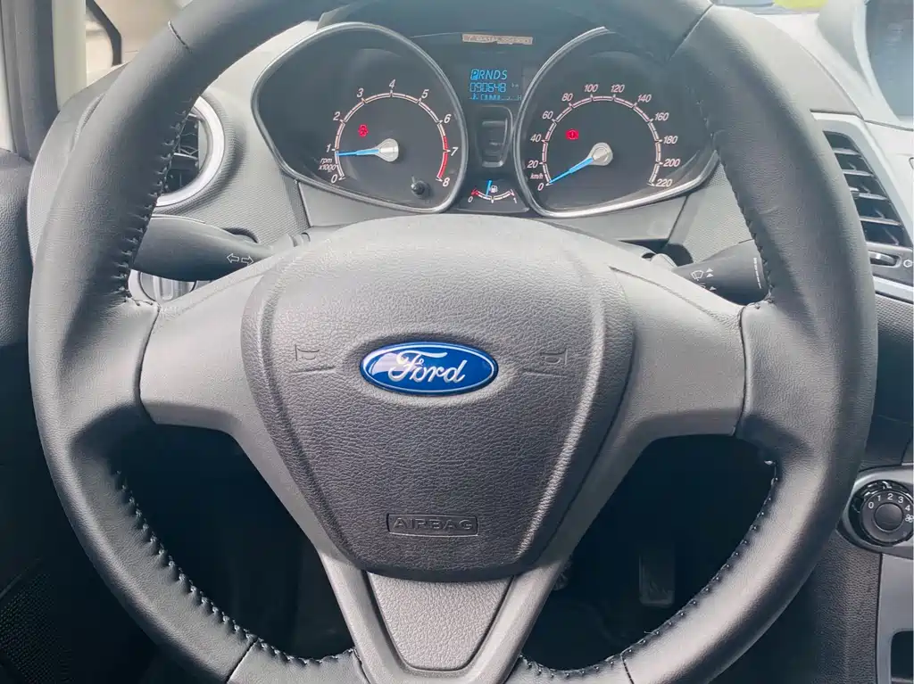 Ford Fiesta 2016 — фото 15