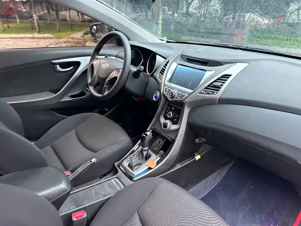 Hyundai Elantra 2017 — фото 18