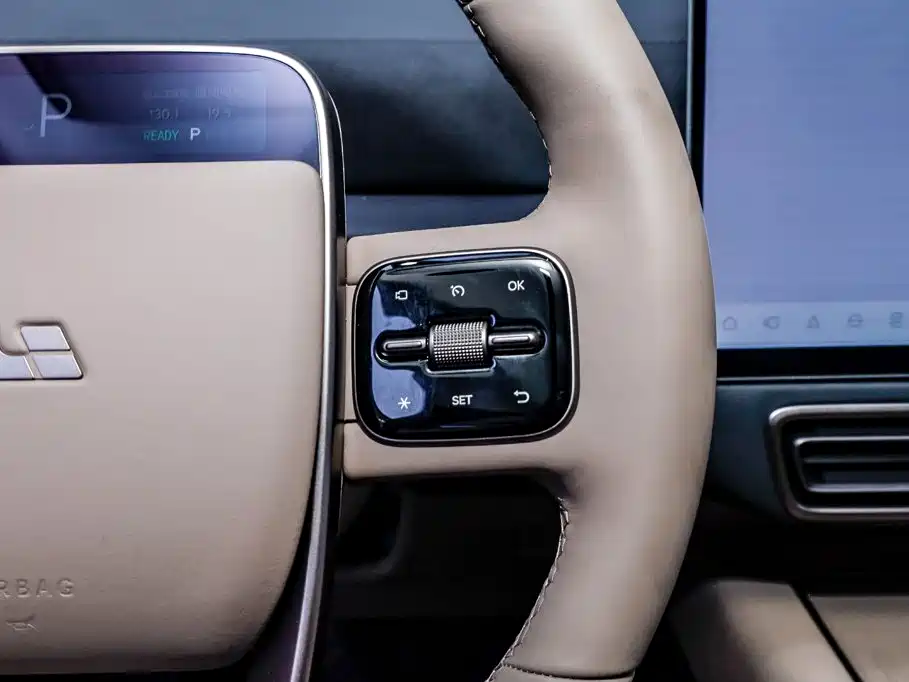 Li Auto MEGA 2025 — фото 16