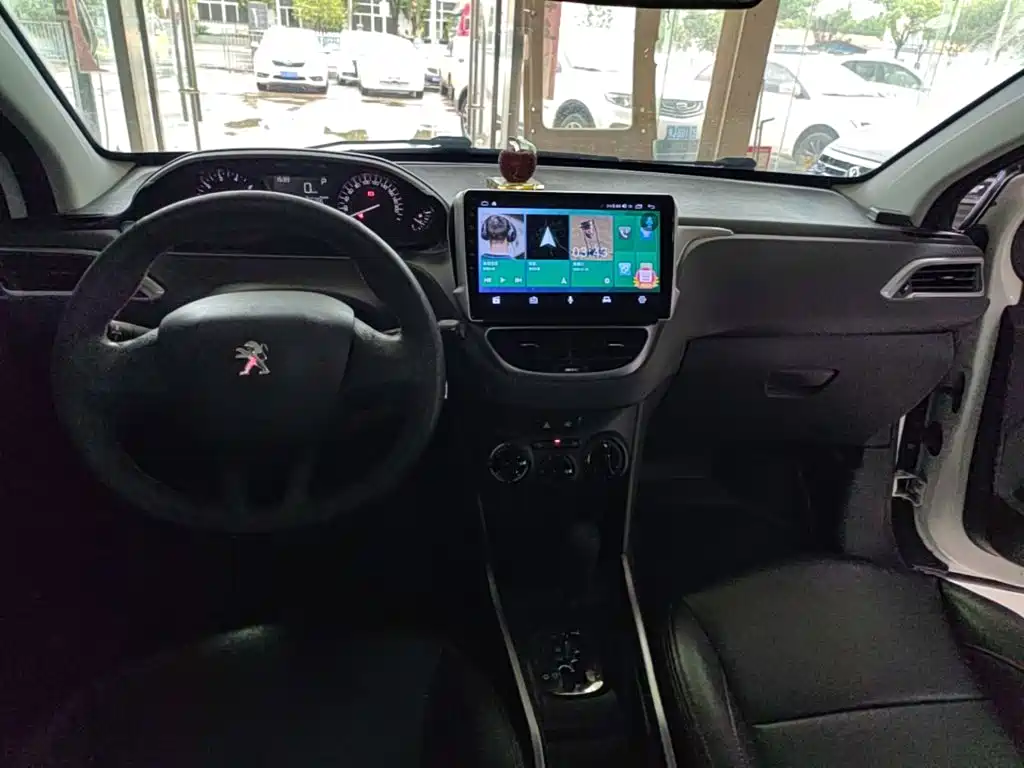 Peugeot 2008 2015 — фото 10