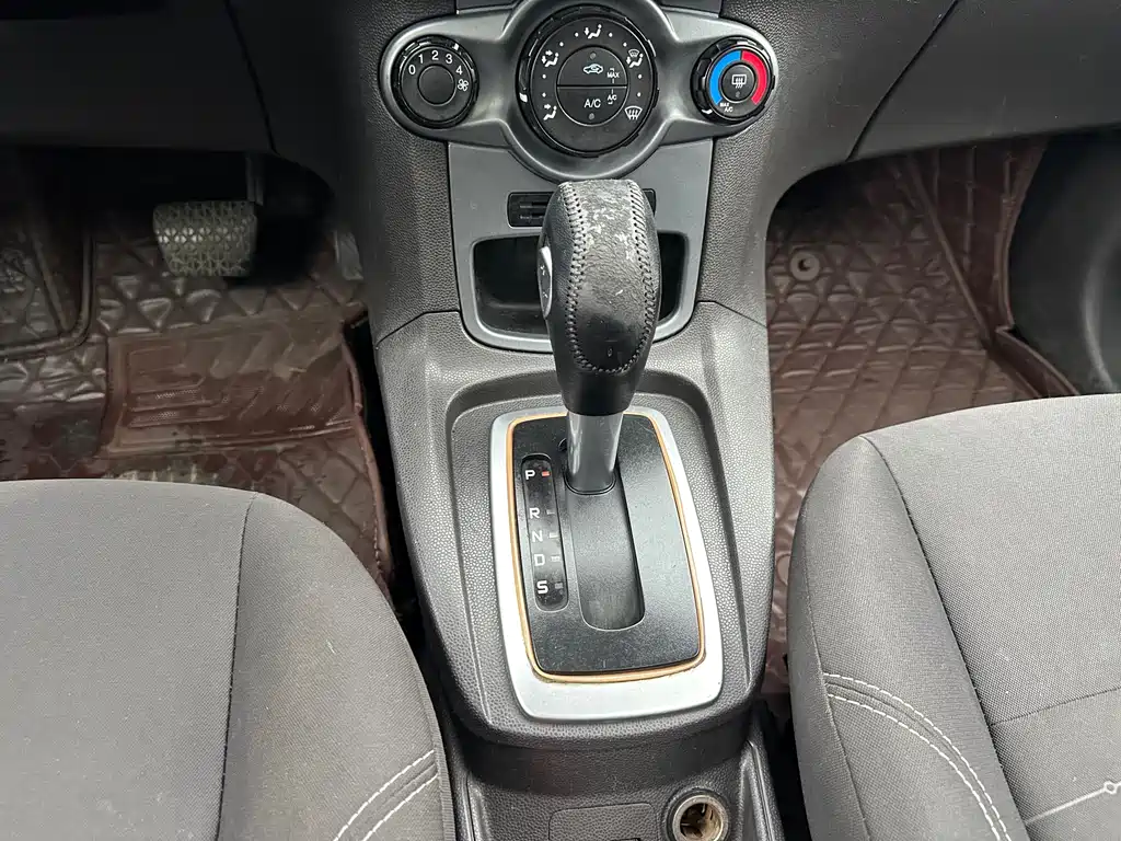 Ford Fiesta 2013 — фото 10