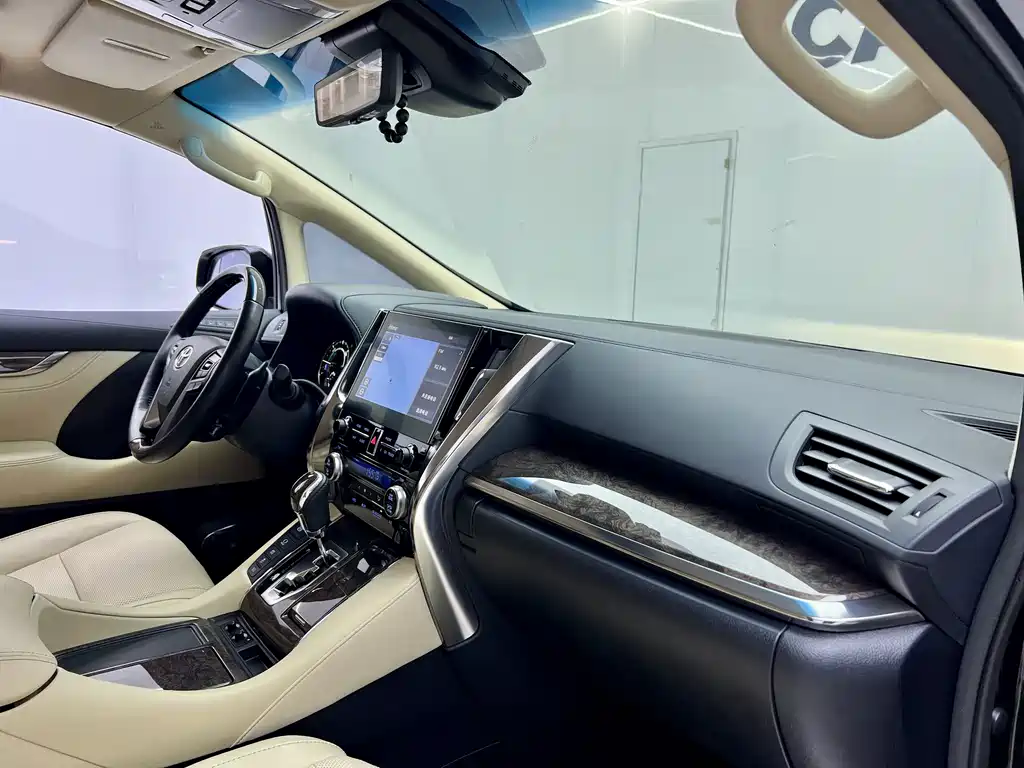 Toyota Alphard 2023 — фото 26