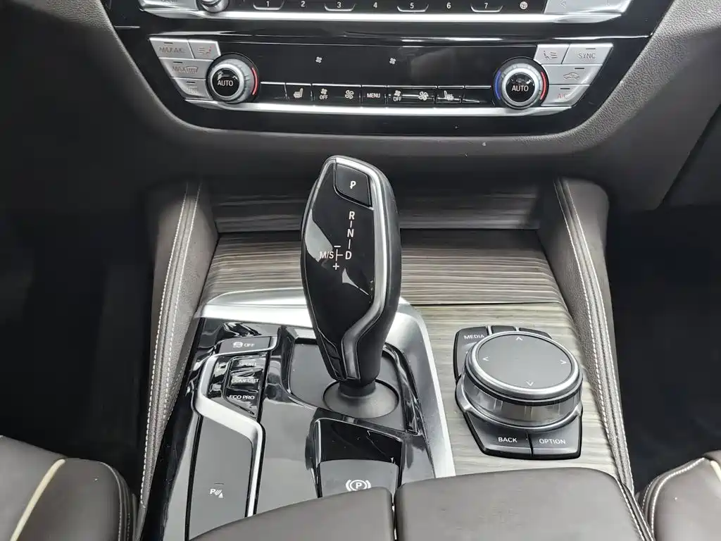 BMW 5 Series 2018 — фото 13