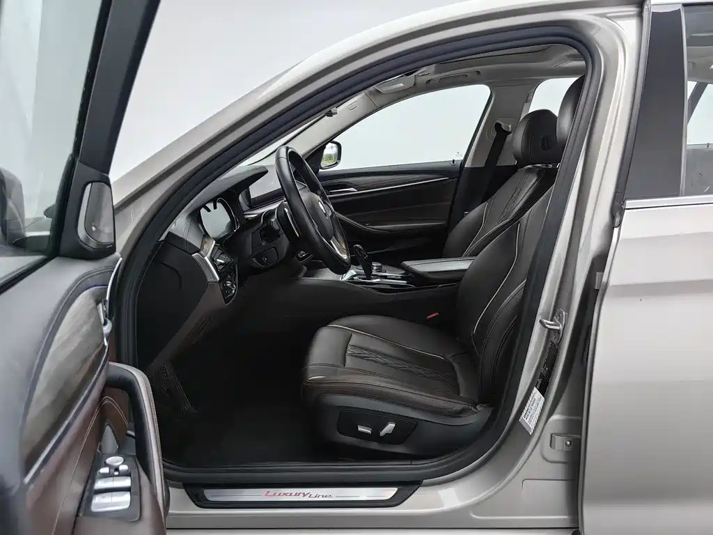 BMW 5 Series 2018 — фото 10