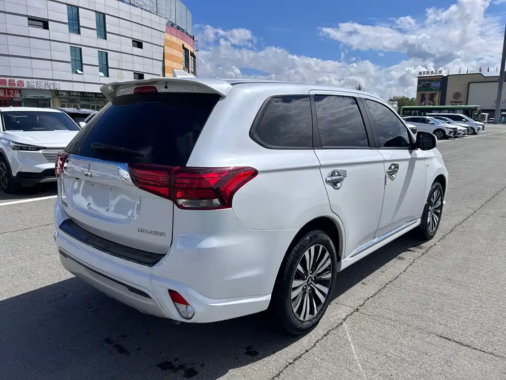 Mitsubishi Outlander 2023 — фото 11